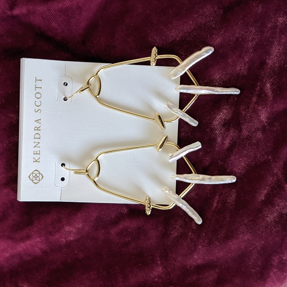 Kendra Scott Eileen Gold Statement Earrings in White Pearl